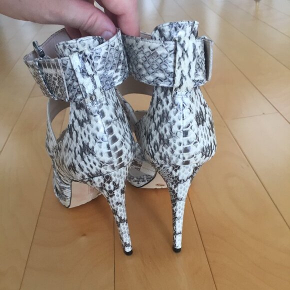 VINCE CAMUTO GORGEOUS SNAKE PRINT, GENUINE LEATHER SANDALS, SZ. 8 - Picture 6 of 7